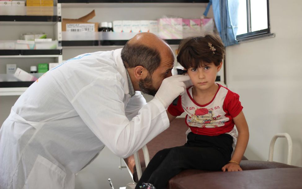 Spenden für das Gesundheitssystem in Syrien: Ein Arzt untersucht die fünfjährige Najat. 