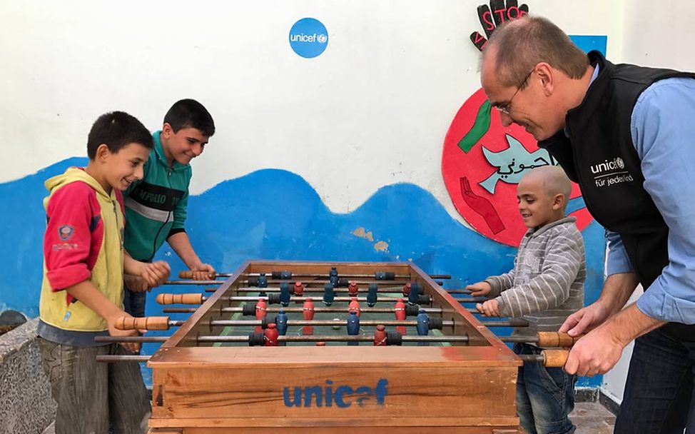 Spenden für Syrien: In einer kinderfreundlichen Zone spielen syrische Flüchtlingskinder Tischfußball.