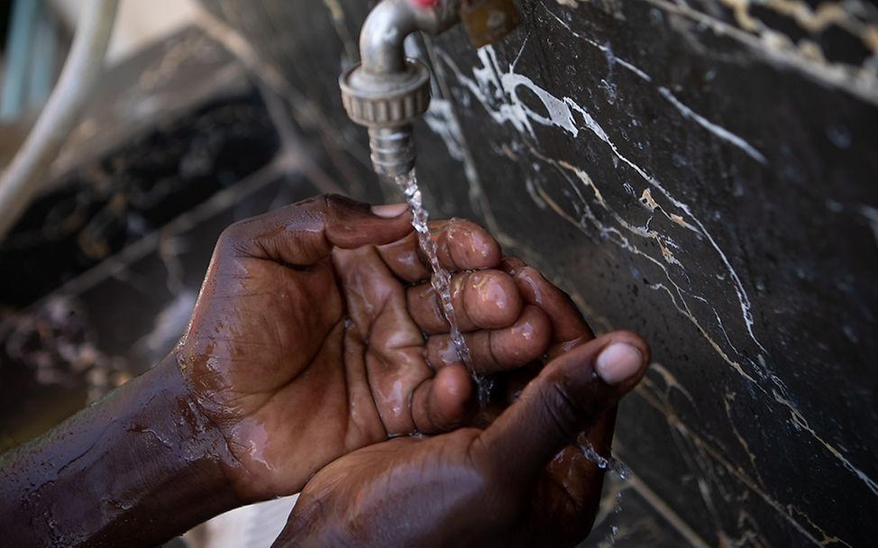 Südsudan: Eine Person wäscht sich gründlich die Hände.