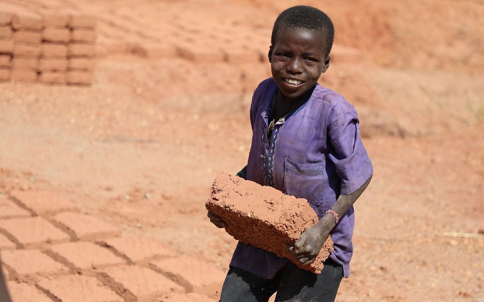 Welttag gegen Kinderarbeit: Der zehnjährige Bassiru in Niger arbeitet in der Ziegelproduktion.