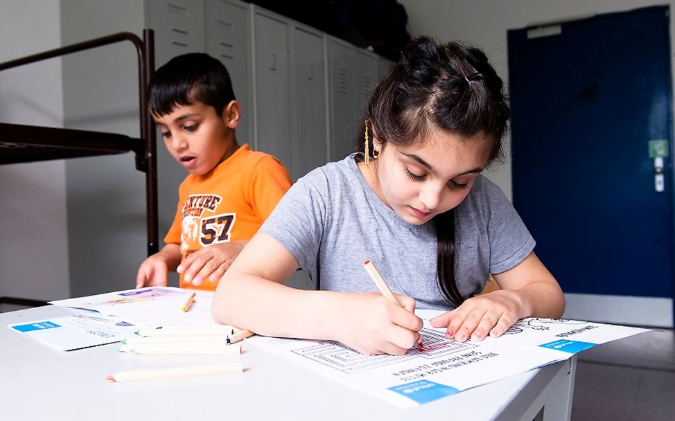 Flüchtlingsunterkunft: UNICEF stellt Lernmaterial bereit.