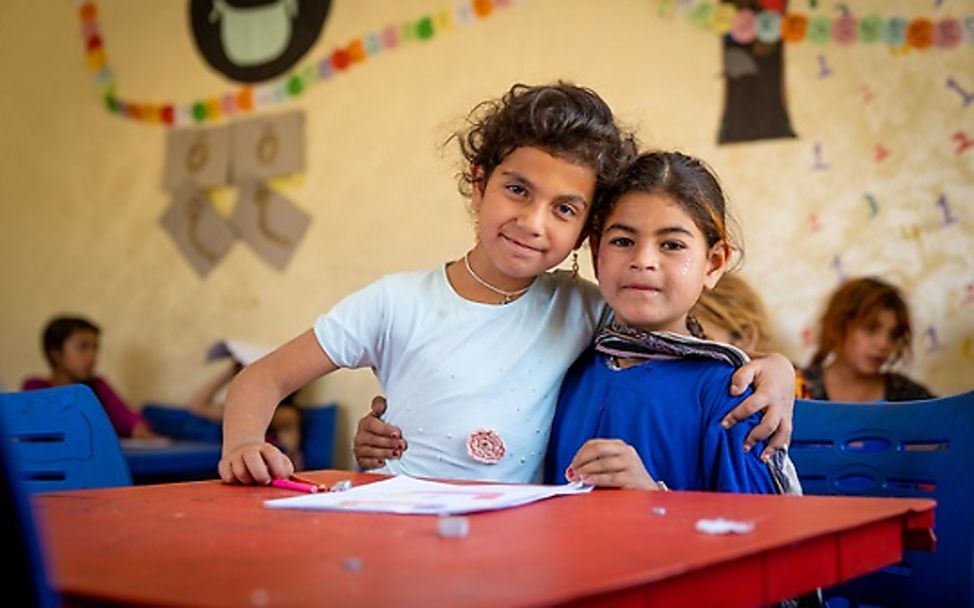 Zwei Mädchen lernen in einem Makanizentrum in Jordanien