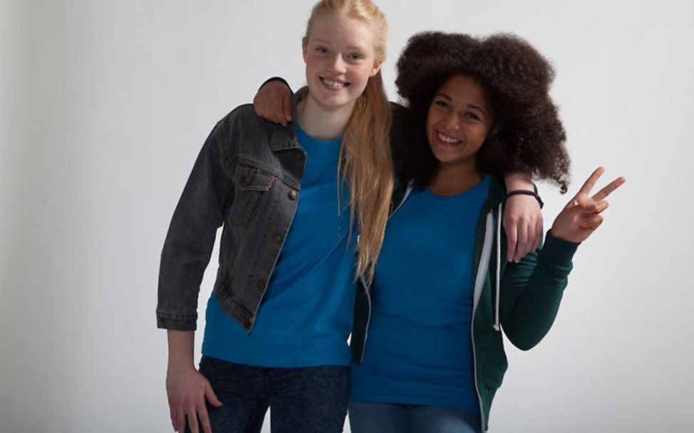 Rassismus: Zwei Mädchen zeigen mit ihrer Freundschaft Zusammenhalt.