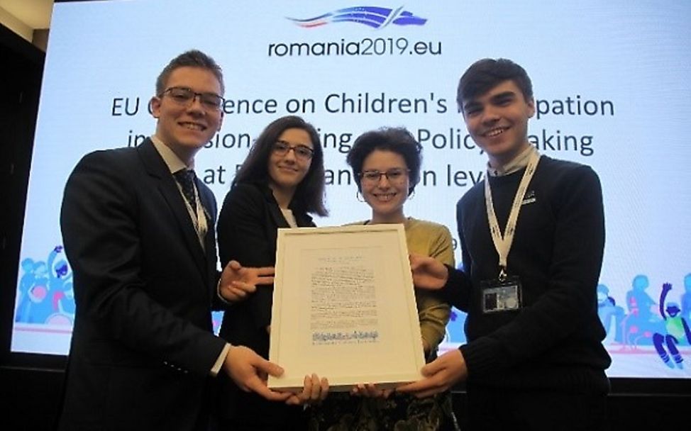 Rumänien: Jugendliche halten die Bucharest-Deklaration in den Händen.