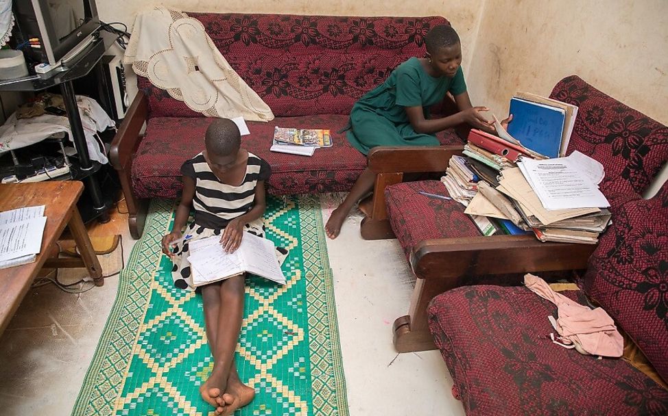 Corona Uganda: Kinder machen zuhause ihre Hausaufgaben.