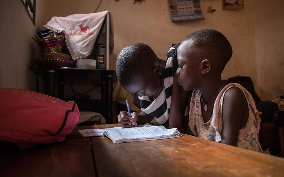 Corona Uganda: Kinder machen zuhause ihre Schulaufgaben