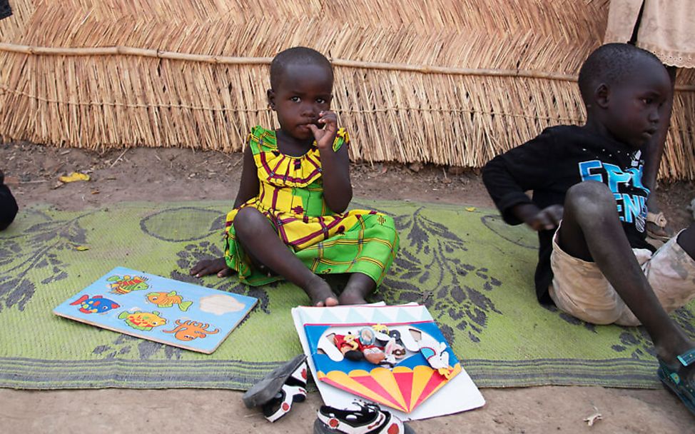 Mangelernährung im Südsudan: Adut hat von UNICEF Lernspiele bekommen