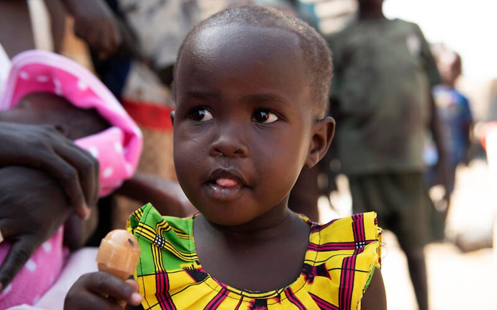 Mangelernährung im Südsudan: Adut isst einen Lutscher