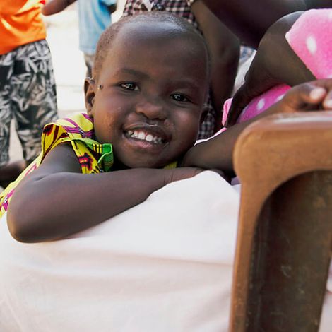 Mangelernährung im Südsudan: Adut kuschelt fröhlich mit ihrer Mutter