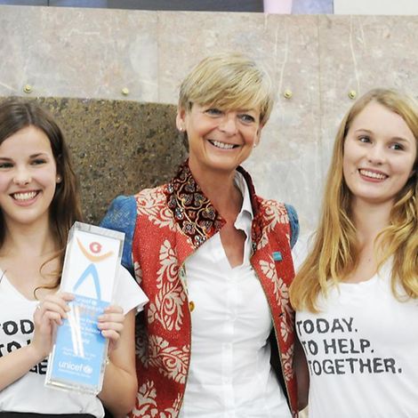 Ann Kathrin Linsenhoff mit den JuniorBotschafterinnen 2012 | Foto: UNICEF/Vielz