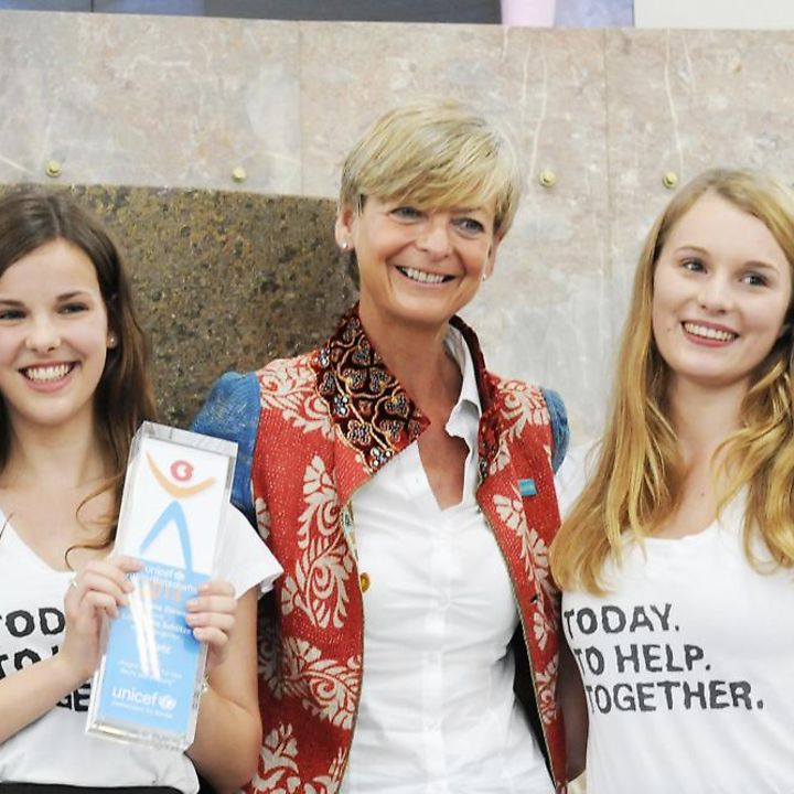 Ann Kathrin Linsenhoff mit den JuniorBotschafterinnen 2012 | Foto: UNICEF/Vielz