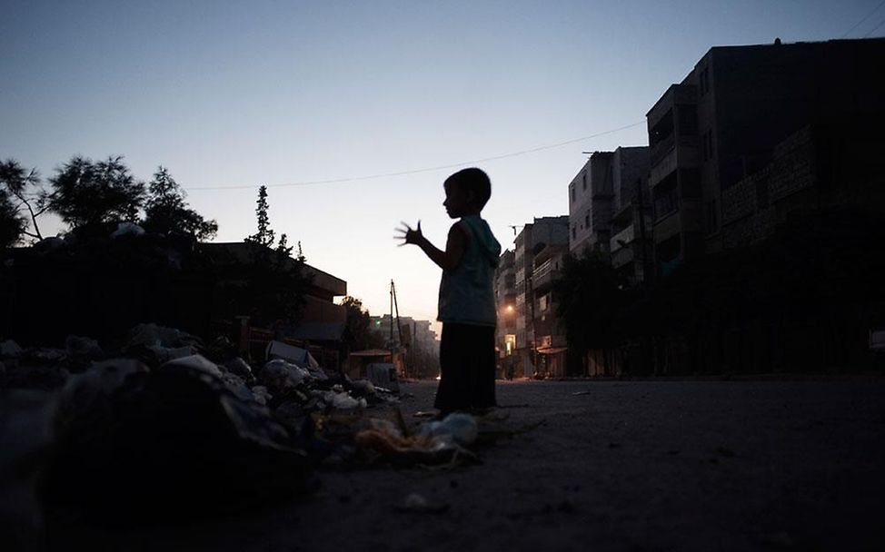 Syrien: Ein Kind steht auf einer einsamen Strasse in Aleppo (© UNICEF/NYHQ2012-1299/Romenzi)