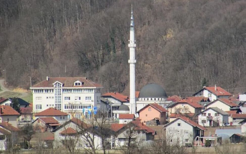Bosnien: Ein Teil von Eminas Heimatdorf mit Blick auf die Moschee.