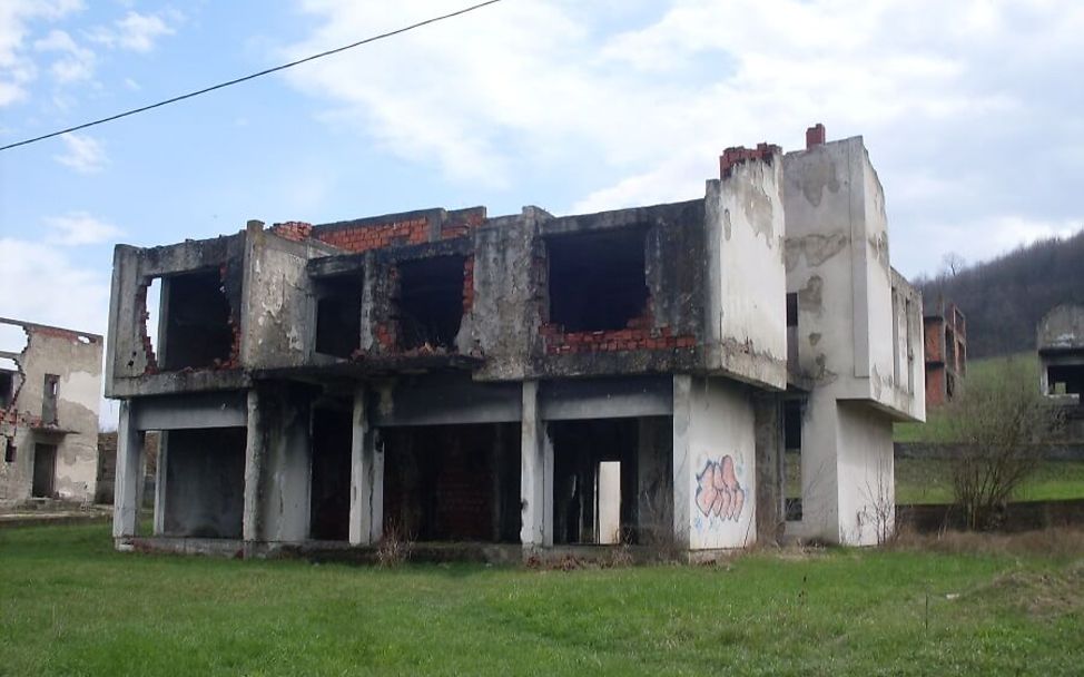 Bosnien: Die Ruinen des zerstörte Elternhauses von Eminas Mutter.