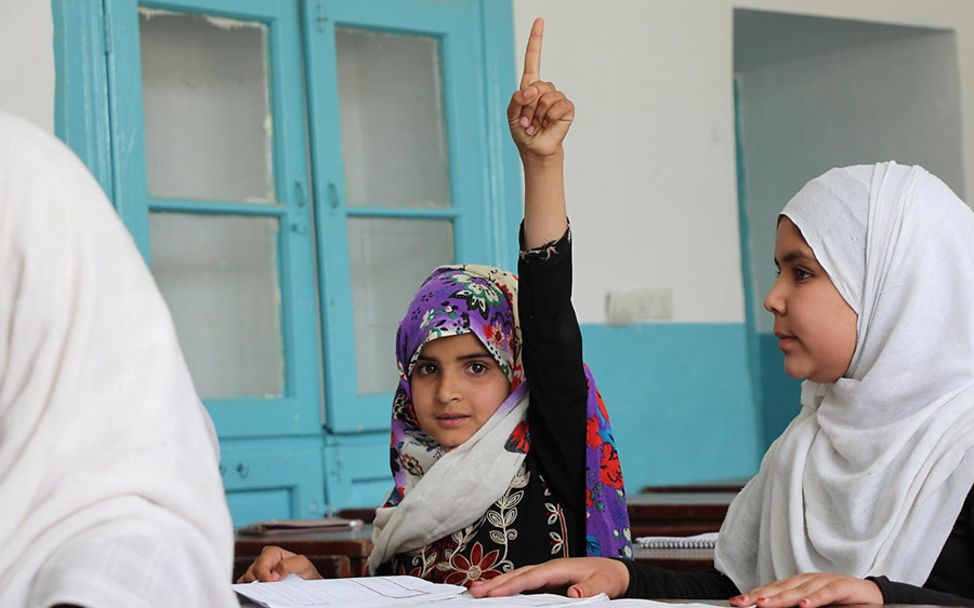 Spenden Afghanistan: UNICEF-Bildungsprojekte: Sajida meldet sich während des Unterrichts.