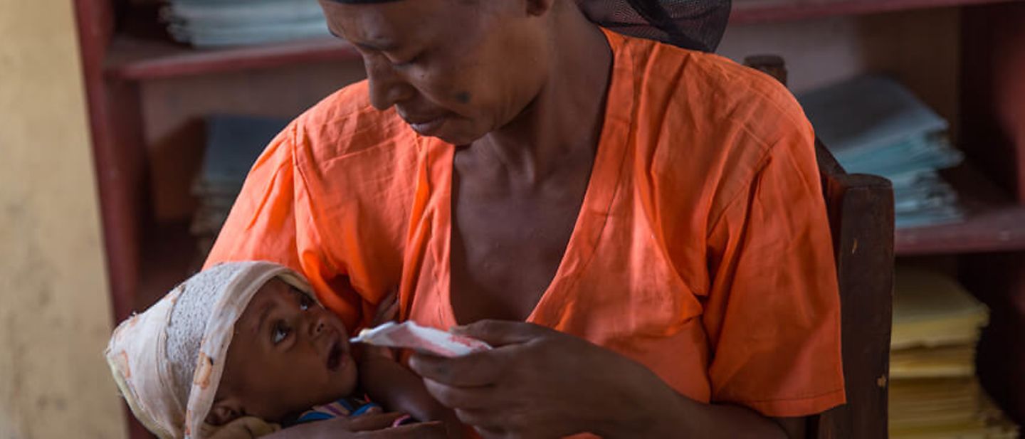 Dürre in Äthiopien: Eine Mutter füttert ihr Baby mit Erdnusspaste