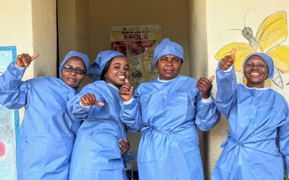 Ebola im Kongo: Gesundheitshelferinnen feiern das Ende eines Ausbruchs