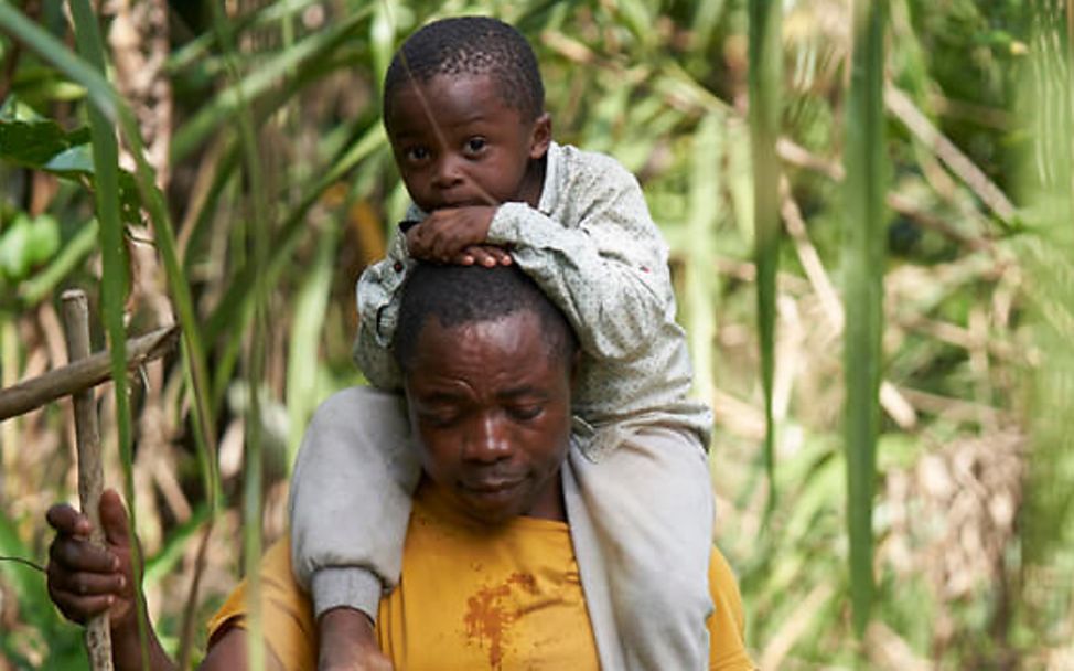 Darien Gap in Panama: Vater und Sohn gehen durch den Dschungel