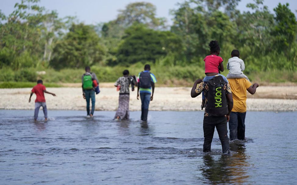 Darien Gap in Panama: Migranten überqueren einen Fluss