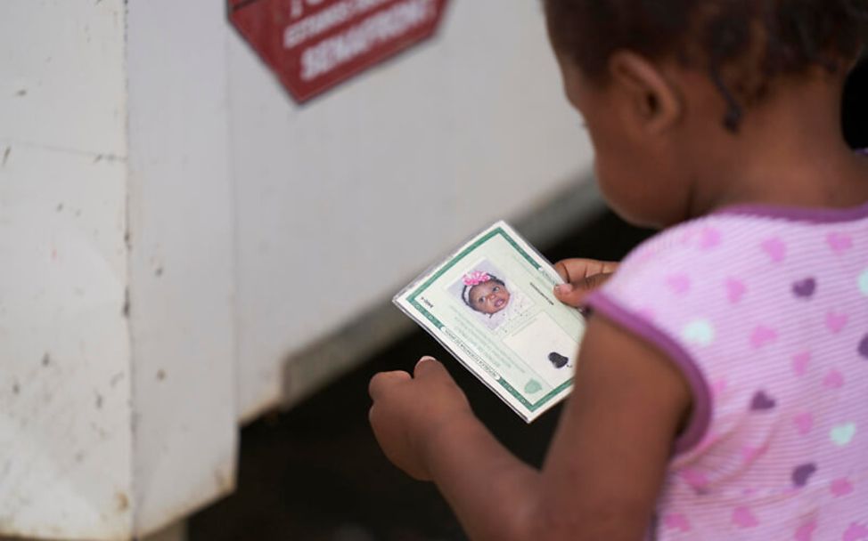 Darien Gap in Panama: Ein Baby hält einen Pass in den Händen