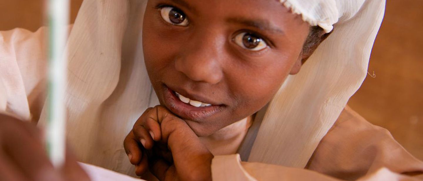 Sudan spenden: Ein Mädchen übt in der Grundschule das Schreiben. 