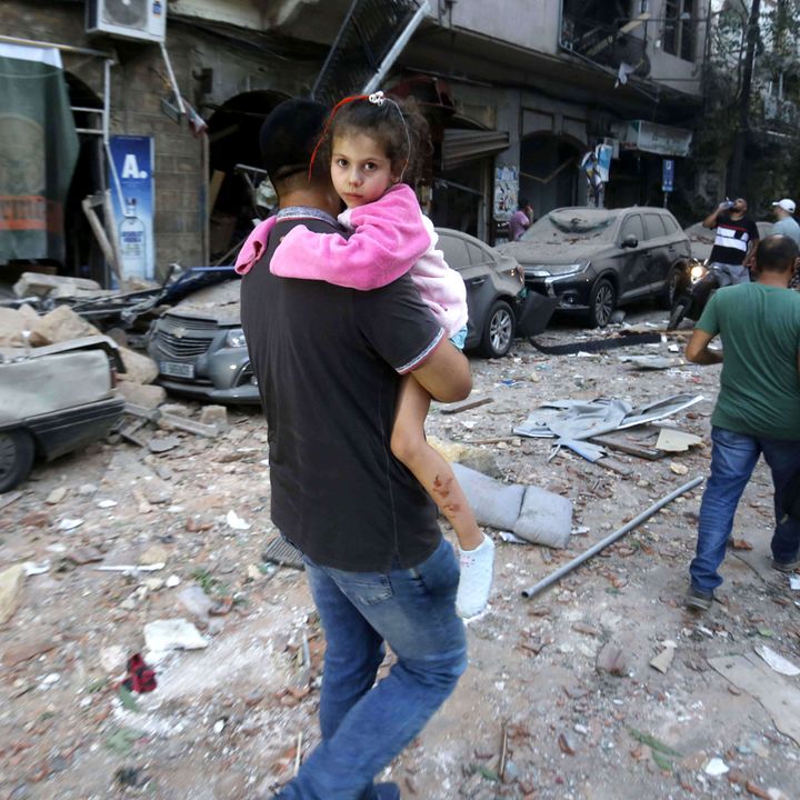 Explosion in Beirut im Libanon: Ein Mann trägt ein verletztes Kind durch die Trümmer
