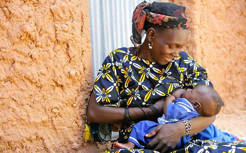 Mutter stillt ihr Kind, © UNICEF/Pirozzi