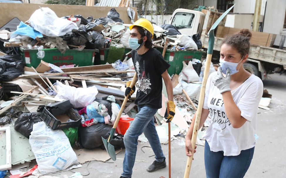 Libanon: Nach der Explosion in Beirut helfen Jugendliche beim Aufräumen