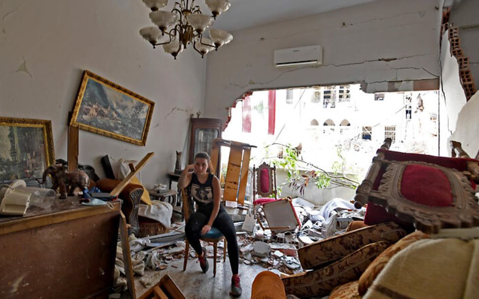 Libanon: Blick in ein bei der Explosion in Beirut zerstörtes Wohnzimmer