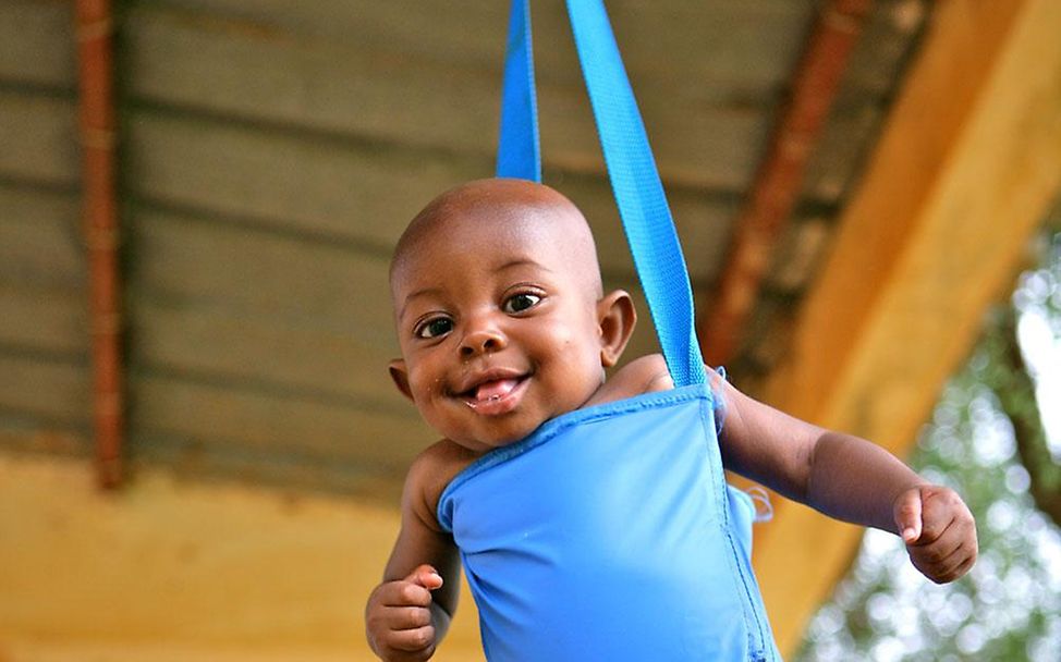 Vorsorgeuntersuchung: Ein Kind wird gewogen © UNICEF/Pirozzi
