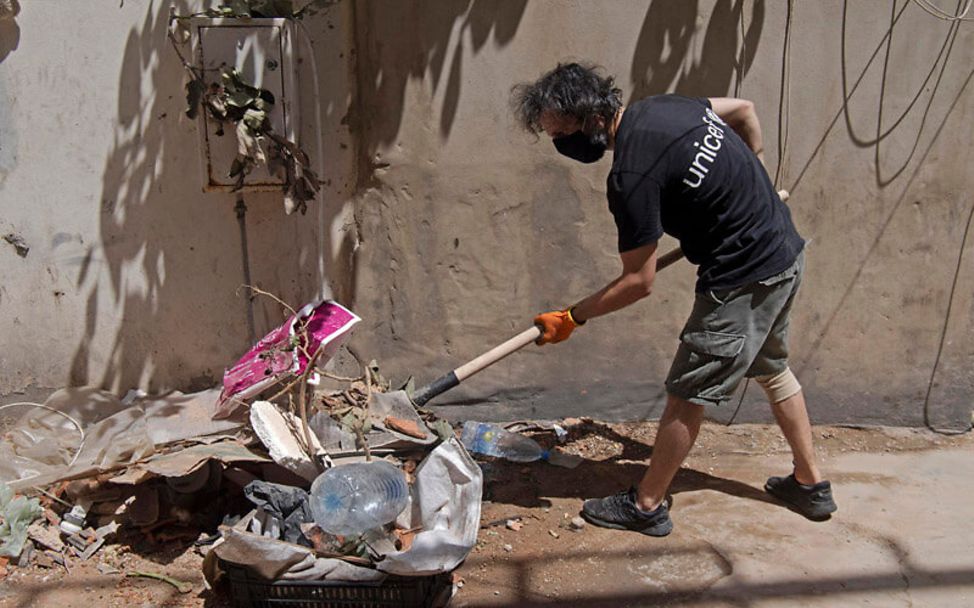 Libanon: Nach der Explosion in Beirut räumt ein UNICEF-Mitarbeiter Schutt von der Straße