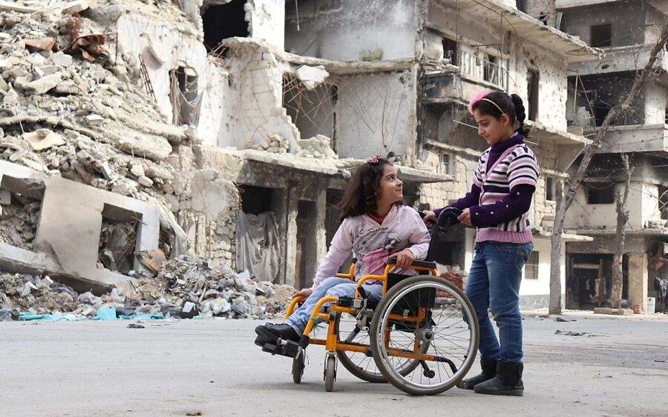 Kinder mit Behinderung: Rama aus Aleppo kann nicht mehr laufen.