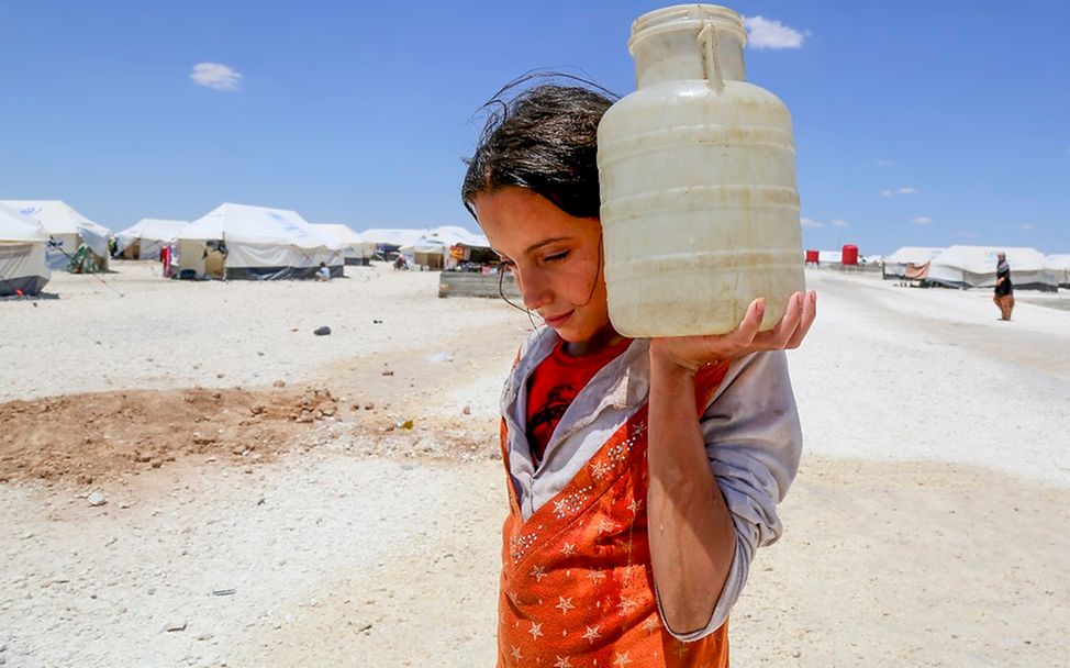 Weltwassertag 2019: Horriya (12) trägt einen Wasserkanister.