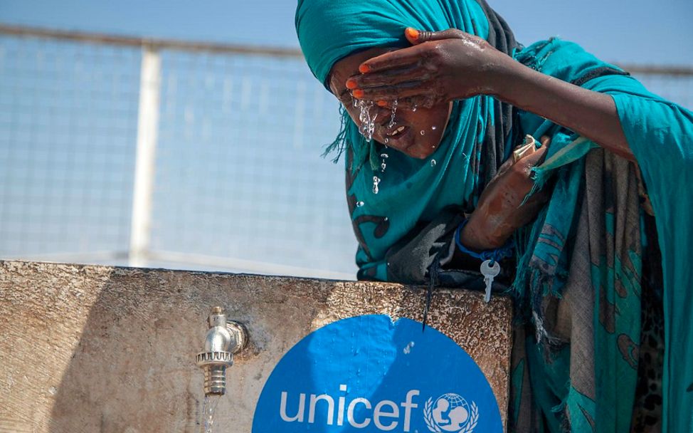 Somalia spenden gegen Wassermangel: Ein somalisches Mädchen kühlt sich in der Hitze ab.