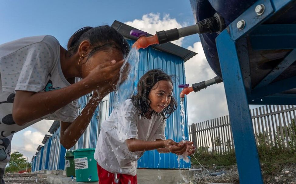 Trinkwasser in Sulawesi: Mädchen freuen sich über sauberes Wasser.