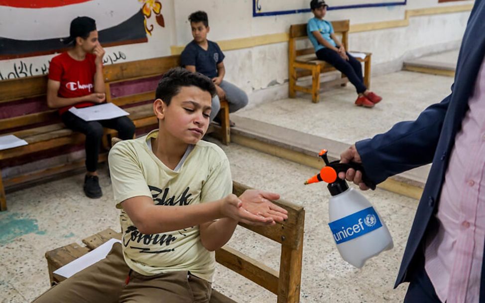 Schule und Corona: Ein Schüler in Ägypten desinfiziert sich die Hände