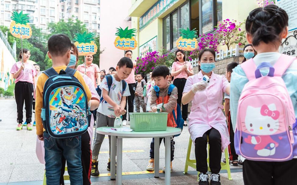 Schule während Corona: Schüler in China desinfizieren sich die Hände