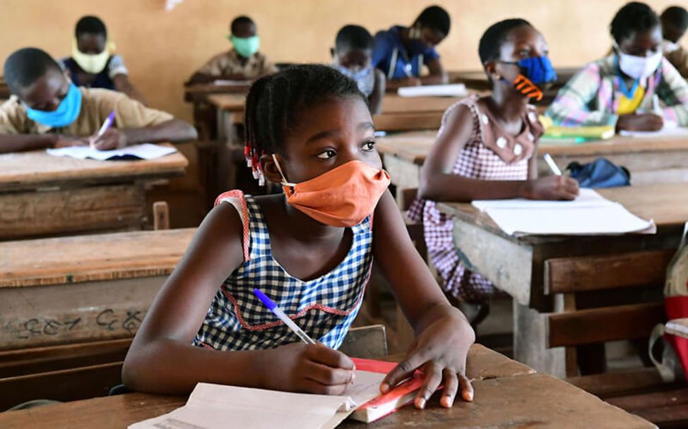 Schule während Corona: Schülerin in der Elfenbeinküste mit Maske