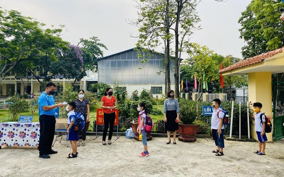 Schule während Corona: Bei Schülern in Vietnam wird Fieber gemessen