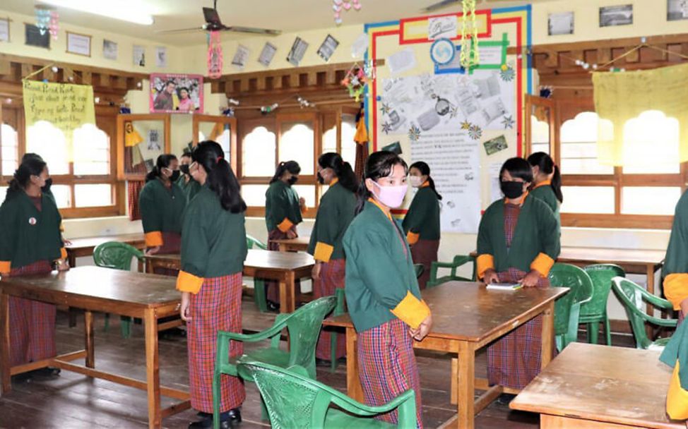Schule während der Corona-Pandemie: Schülerinnen mit Maske in Bhutan