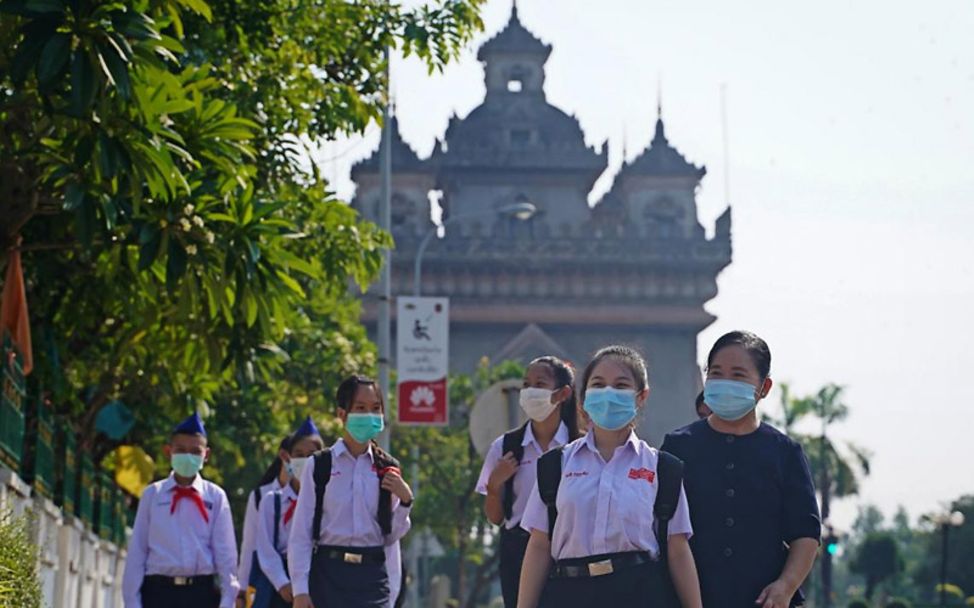 Schule während Corona: Schülerinnen mit Maske in Laos