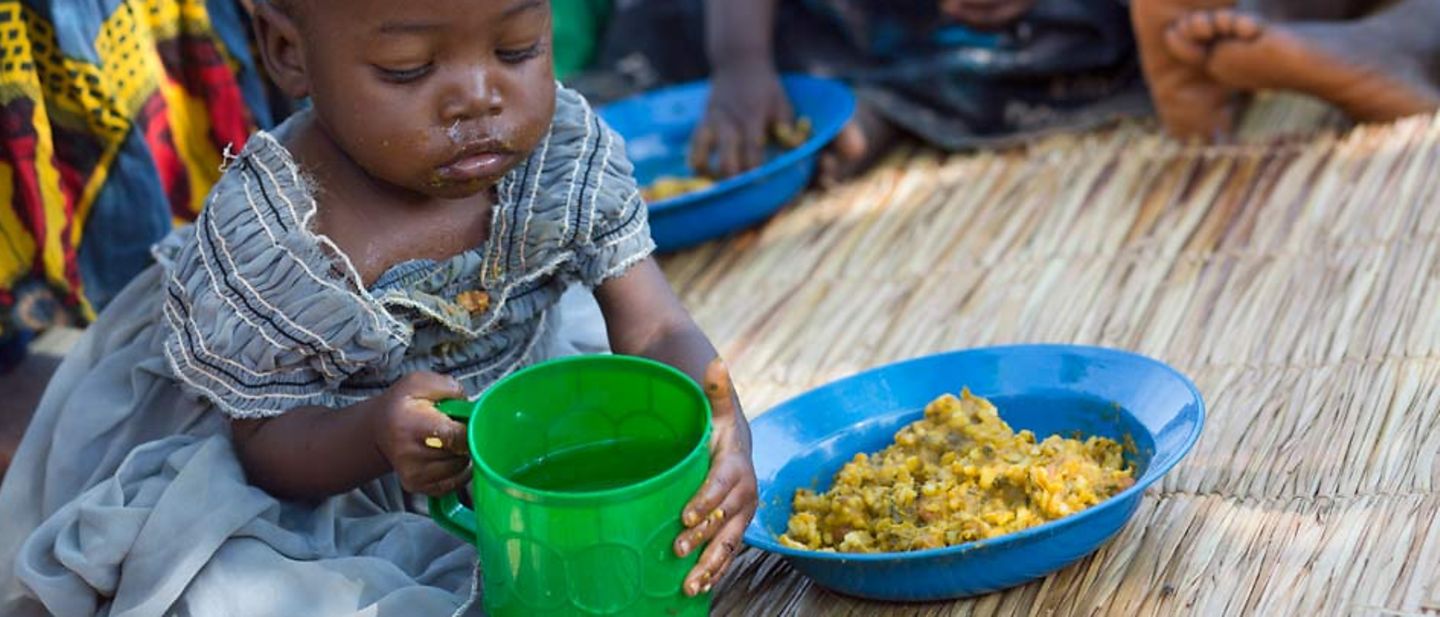 UNICEF in Burundi: Ein Kleinkind trinkt aus einer großen Tasse. 