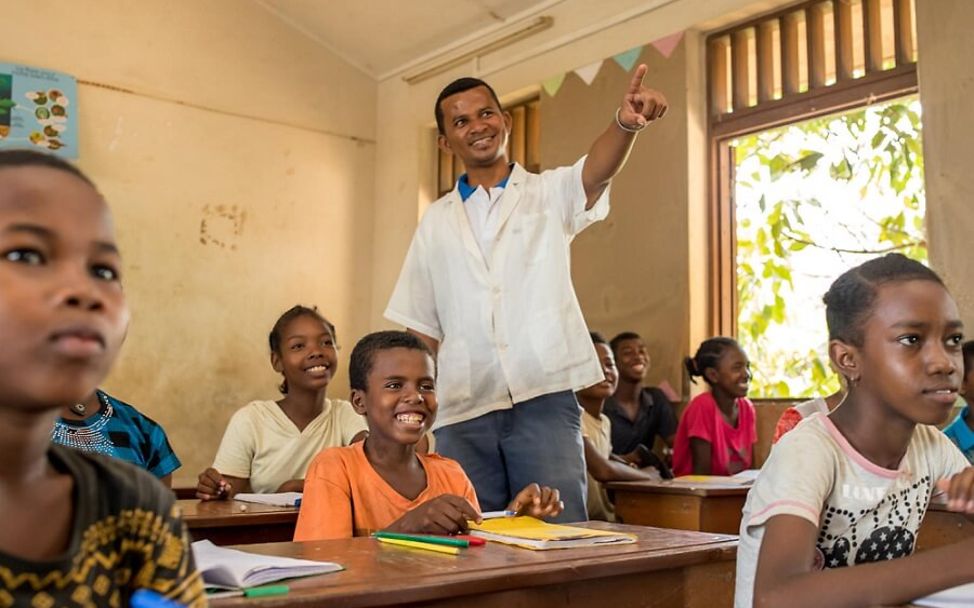 Madagaskar: Dolys sitzt in seinem neuen Klassenraum.