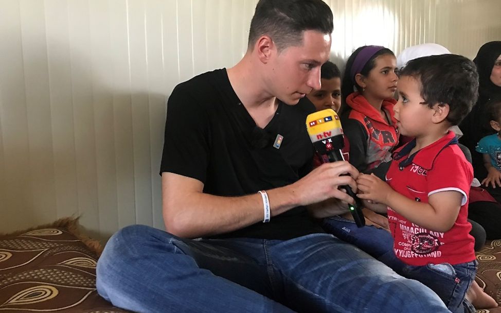 Stiftung RTL: Julian Draxler besucht Kinder im Flüchtlingscamp Zataari.