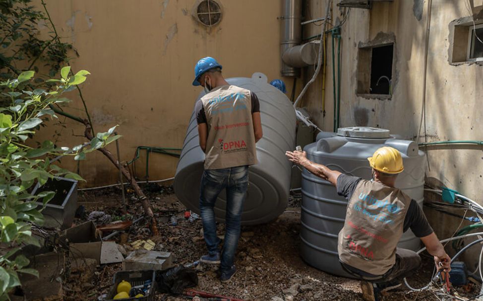 Explosion im Libanon: Helfer installieren in Beirut Wassertanks