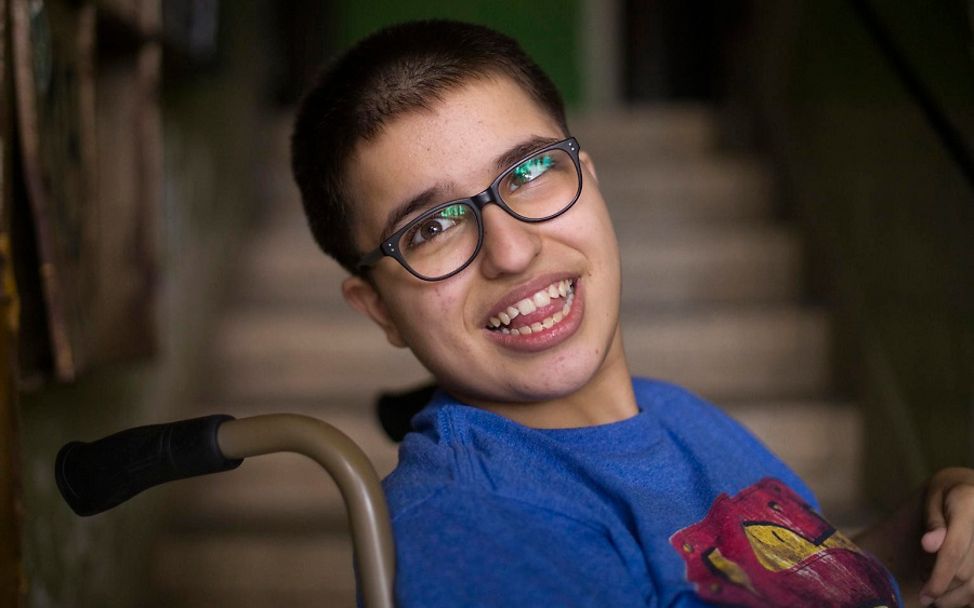 Neue Entwicklungsziele: Lächelnder Junge in einem Rollstuhl.