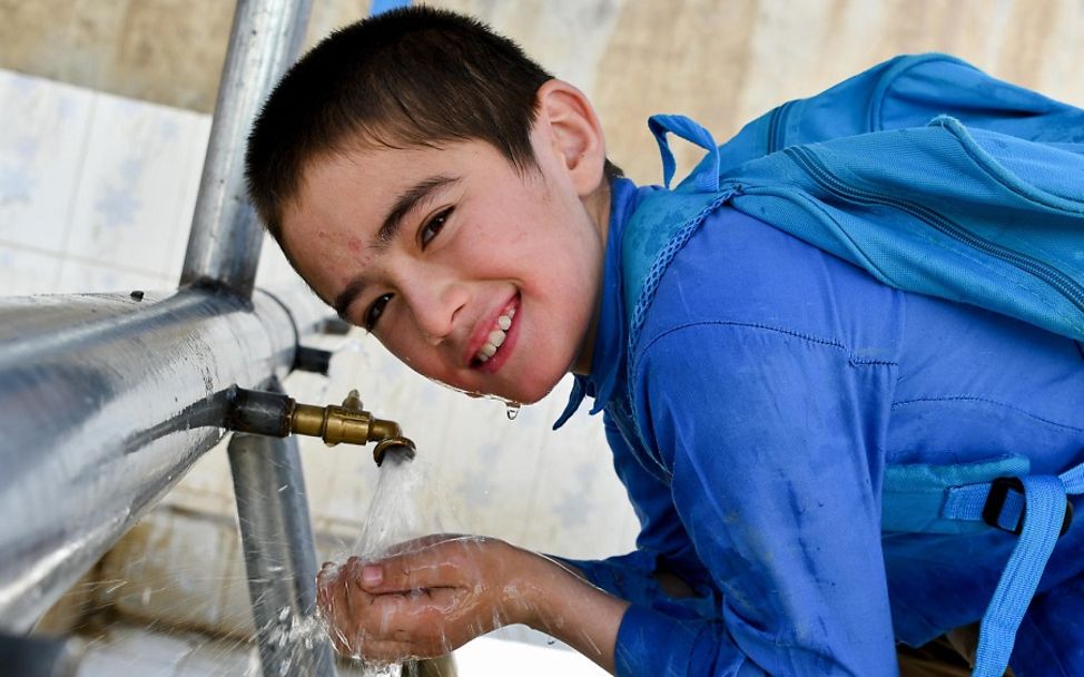 Neue Entwicklungsziele: Junge trinkt sauberes Wasser.
