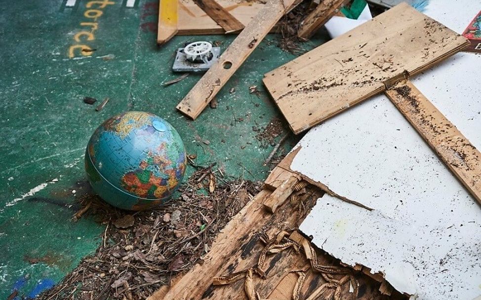 Neue Entwicklungsziele: Globus liegt im zerstörten Klassenzimmer.