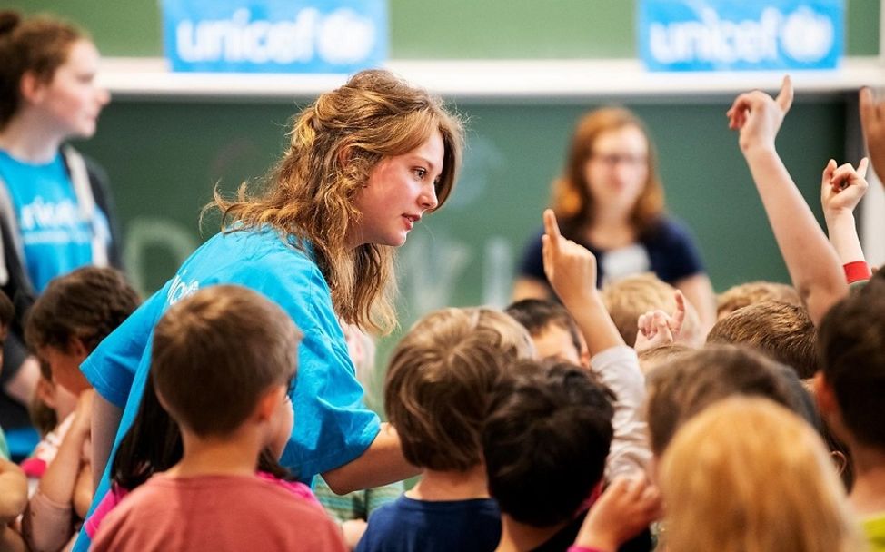 Neue Entwicklungsziele: Ehrenamtliche von UNICEF in der Schule.
