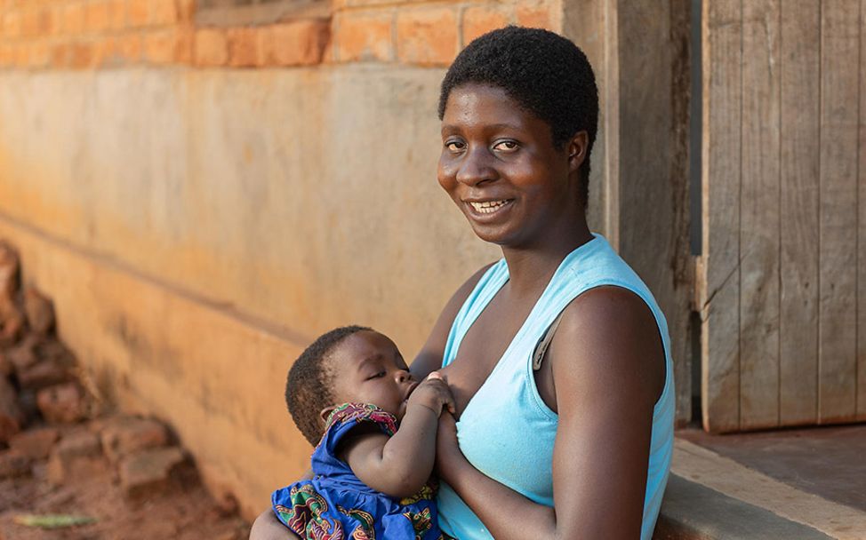 Malawi: Elizabeth stillt ihre Tochter Estery.